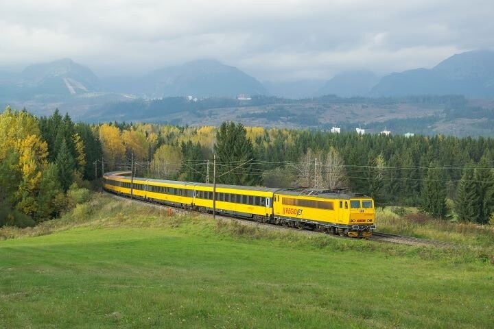 Na dovolenou bezstarostně a o 15 % levněji – proč cestovat vlakem nebo autobusem?
