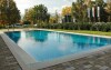Během teplejších měsíců můžete využít i venkovní bazén