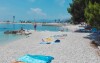 Kamínková pláž v letovisku Krkavica, Chorvatsko
