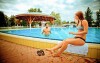 V lázních můžete lenošit ve vnitřních i venkovních bazénech