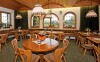 Restaurace se nese v duchu příjemných dřevěných interiérů