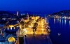 Nádherne osvetlený nočný Trogir