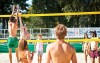 Plážový volejbal s priateľmi je ideálnou aktivitou na leto