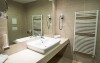 K izbe patrí aj kúpeľňa so sprchovacím kútom