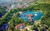 Jezero Hévíz leží jen 150 metrů od hotelu