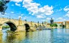 Karlův most plný umělců a památky v okolí, Praha