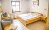 Ubytovaní budete v komfortných izbách s možnosťou prístelky