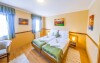 Hotel nabízí ubytování v komfortně zařízených pokojích