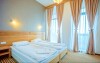 Luxusně zařízené pokoje hotelu ve světlých barvách