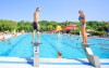 Užijte si areál plný bazénů s termální vodou a atrakcemi