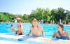 Užijte si areál plný bazénů s termální vodou a atrakcemi