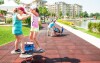 Deti sa vybláznia aj na hojdačkách v hotelovej záhrade