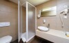Standardní i Deluxe pokoje mají vlastní koupelnu