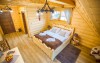 Pokoje jsou stylové a voní dřevem