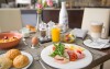 Bohaté raňajky v modernej reštaurácii, Rubin Wellness Hotel