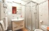 Koupelna pokoje se sprchou, Hotel Garda Family House, Itálie