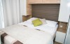 Dvoulůžková postel v ložnici v Big Bear Resortu, Chorvatsko