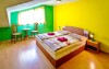 Ubytovaní budete v izbách vo veselých farbách