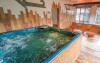 Wellness centrum nabízí vířivku a parní i finskou saunu
