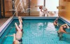 Zacvičte si v bazénu podle instruktorky