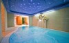 Luxusný bazén penzióna s vodnou masážou