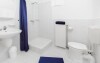 Součástí pokojů Apartmánu Szanyi je samostatná koupelna