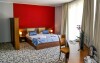 A szobák kényelmesen berendezettek és kellemes színvilágúak