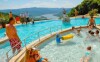Užite si v hotelovom bazéne, ktorý ponúka perfektný výhľad do okolia