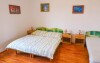 Ubytovaní budete v dvojlôžkových či trojlôžkových izbách