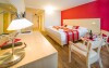 Komfortní pokoje laděné do červena, Hotel Krystal ***, Praha