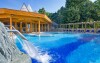 K dispozici jsou vnitřní i venkovní termální bazény