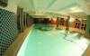 V hotelovém bazénu můžete relaxovat podle libosti, vstup není nijak omezen