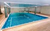 Solankový bazén vkusně zasazený do krásného prostředí hotelu