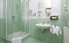 Pokoje mají koupelnu buď se sprchovým koutem, nebo vanou