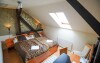 Ubytovaní budete v malých dvojlôžkových izbách