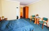 A szállodai szobák kényelmesen berendezettek