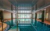 Soľankový bazén vkusne zasadený do krásneho prostredia hotel
