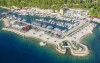 Kikötő Krkavicában a Makarska Riviérán, Horvátországban