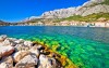 A csodálatos azurkék tenger Makarskanál, Horvátország