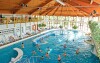 Vnútorný areál kúpeľov Zalakaros plný bazénov a zábavy