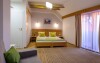 Luxusně zařízené pokoje hotelu ve světlých barvách