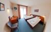 Pokoje hotelu jsou zařízené tak, aby si v nich hosté vydatně odpočinuli
