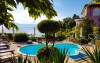 Villa Dora je obklopena zahradou a má vlastní bazén