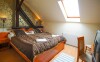 Ubytovaní budete v malých dvojlôžkových izbách