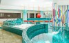 Hotelové wellness je plné bazénů a vodních atrakcí
