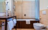 Koupelna, Hotel Fortebraccio, Montone, Itálie