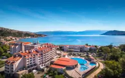 Ostrov Krk: Sunny Baska Hotel *** přímo u pláže s rozšířenou polopenzí, bazény a 4 top hernami + dítě zdarma