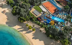 Chorvatsko u pláže v Hotelu Sunny Makarska by Valamar *** s polopenzí a sportovním vyžitím + dítě zdarma