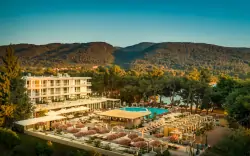 Hvar: Tengerparti pihenés a Stari Grad in [PLACES] Hvar Hotel by Valamar ***-ban, félpanzióval és medencékkel