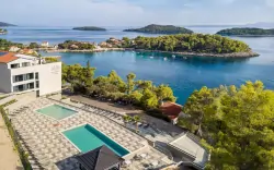 Korcula: Nyaralás az Alfir Resort ****-ban, félpanziós ellátással, saját stranddal és kültéri medencékkel